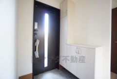 たっぷり収納できるシューズボックスです。家族全員の靴がきれいに整頓できます。棚の上にお花や写真を飾っても良いですね。