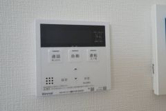 キッチン横からお湯張り、追い炊き、足し湯がボタン一つで楽々操作できる給湯機リモコンです＾＾忙しい夕飯の準備の時間帯に重宝しますね。