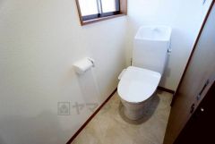 温水洗浄機付トイレです。節水機能もあるので、安心して使えますね。汚れをガードする構造でサッと一拭き、お手入れが簡単。