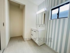 三面鏡つき洗面台。収納も一体型になっているので、ドライヤーやヘアアイロンの置き場に困りませんね。