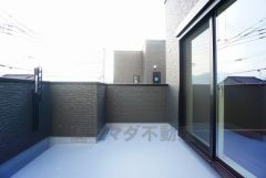 バルコニー＾＾お洗濯物も気持ちよく干せそうです。 テーブルとイスを置いてカフェタイムや日光浴、星を眺めたりも良いですね^^