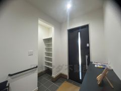 たっぷり収納できるシューズボックスです。家族全員の靴がきれいに整頓できます。棚の上にお花や写真を飾っても良いですね。