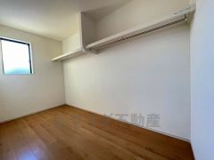 収納力豊富なウォークインクローゼット付き。洋服や小物などを1箇所にまとめて美しい収納を実現します。