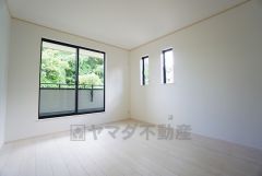 2面採光を確保した明るい室内は、風通しも良く、大変居心地の良い空間となっております。爽やかな風を感じて起きる朝は、快適生活の始まりに。