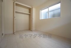 木目調のシンプルデザインで落ち着きと安らぎの空間に仕上げています。各部屋に収納が完備されているので、お荷物が多くなっても安心の設計です。