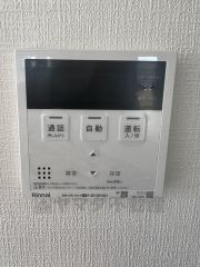 キッチン横からお湯張り、追い炊き、足し湯がボタン一つで楽々操作できる給湯機リモコンです＾＾忙しい夕飯の準備の時間帯に重宝しますね。