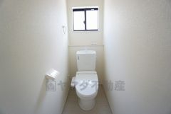 温水洗浄機付トイレです。節水機能もあるので、安心して使えますね。もちろん、1階2階の2ヶ所にトイレがあるので、忙しい朝にもゆとりができますね。