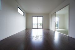 夏は強い日差しをカット、冬は暖かな遮熱高断熱型Low-Eガラスを採用。夏の強い日差しを約60%カットし、冷房効果を高めます。紫外線もカットするため紫外線による日焼けも抑制。