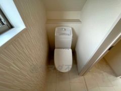 1階、2階どちらにも節水省エネ仕様のシャワートイレを採用しています。バリアフリーに配慮して便座から立ち上がりやすくする手すり、また棚やタオル掛けも設けています。