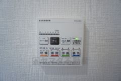 雨の日の洗濯も安心できる浴室暖房乾燥機付き浴室。リモコンで操作もボタン1つで簡単。