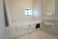 1日の疲れを癒すくつろぎのバスルーム。足を伸ばしてもゆったりと入れるサイズです。お子様と一緒にお風呂に入っても狭くないですね^^