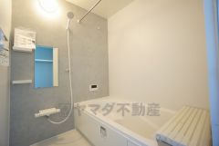 1日の疲れを癒すくつろぎのバスルーム。足を伸ばしてもゆったりと入れるサイズです。お子様と一緒にお風呂に入っても狭くないですね＾＾