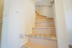 小さなお子様やご高齢の方でも安心できる、手すり付き階段。段差も低めで設定されており、安全性にも優れています。