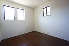 2面採光を確保した明るい室内は、風通しも良く、大変居心地の良い空間となっております。爽やかな風を感じて起きる朝は、快適生活の始まりに。