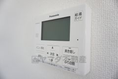 同仕様写真。キッチン横からお湯張り、追い炊き、足し湯がボタン一つで楽々操作できる給湯機リモコンです＾＾忙しい夕飯の準備の時間帯に重宝しますね。