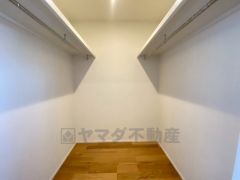 収納力豊富なウォークインクローゼット付き。洋服や小物などを1箇所にまとめて美しい収納を実現します。