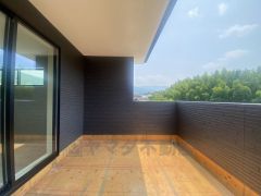 幅広のインナーバルコニーは多少の雨でも洗濯物を守ってくれ、家事を助けてくれること間違いなし。眩しすぎる日差しも和らげます。