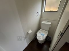 温水洗浄機付トイレです。節水機能もあるので、安心して使えますね。もちろん、1階2階の2ヶ所にトイレがあるので、忙しい朝にもゆとりができますね。