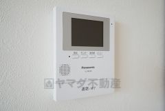 同仕様写真。防犯性、セキュリティ対策に安心できるテレビモニター付きインターフォンです。セールスマン対策にもなり安心できます。