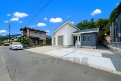 前面道路は交通量が少なく小さなお子様がいるご家庭もも安心です＾＾ 約5ｍ、カースペースは停めやすい並列駐車2台付き＾＾