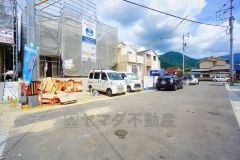 前面道路は約6ｍと駐車がスムーズにできます＾＾ 居住者のみの通行で交通量が少なく小さなお子様がいるご家庭も安心です＾＾