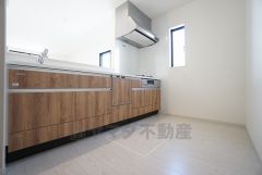 同仕様写真。対面式カウンターキッチンでお子様の様子が見守れます。カウンタートップは耐熱性に優れており、日ごろのお掃除もふき取るだけでＯＫ。ステンレスシンクも簡単にお掃除できますよ。