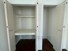 全居室にはたっぷり収納できる大型クローゼットを設置しています。窓には断熱性・保温性にすぐれ、省エネ効果のあるペアガラスを採用。冬には結露を防止します。