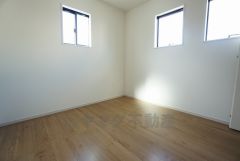 2面採光を確保した明るい室内は、風通しも良く、大変居心地の良い空間となっております。爽やかな風を感じて起きる朝は、快適生活の始まりに。