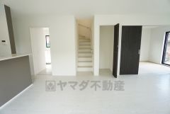 ご年配の方でも安心できる、手すり付き階段です＾＾段差も低めで設定されてますので安全性にも優れてますね＾＾