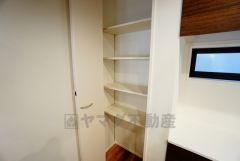 同仕様写真。キッチン横可動棚式パントリー。食器やキッチン用品、食料品の保存に便利です＾＾可動棚式なので高さのある物もスッキリ収納できます＾＾