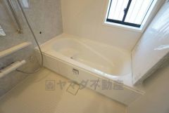 1日の疲れを癒すくつろぎのバスルーム。足を伸ばしてもゆったりと入れるサイズです。お子様と一緒にお風呂に入っても狭くないですね^^