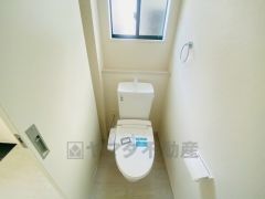 温水洗浄機付トイレです。節水機能もあるので、安心して使えますね。もちろん、1階2階の2ヶ所にトイレがあるので、忙しい朝にもゆとりができますね。