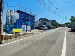 前面道路は広々6ｍ以上と広く、駐車がスムーズにできます＾＾ カースペースは停めやすい並列駐車3台付き。