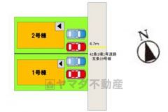 1号棟。カースペースは停めやすい並列駐車2台付き。