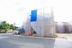 前面道路は、公道北西側約7ｍ。幅広く車の離合もスムーズです＾＾安全性、機能性に優れたオール電化で快適な新生活＾＾