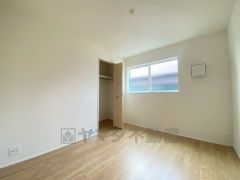 木目調のシンプルデザインで落ち着きと安らぎの空間に仕上げています。各部屋に収納が完備されているので、お荷物が多くなっても安心の設計です。