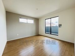 デザインクロスが2階洋室の雰囲気を上品に仕上げています。いつもと違う雰囲気のお部屋をお楽しみください。