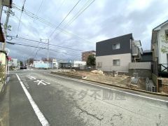 前面道路は公道南西約6ｍ、北西側約8ｍ。車の通行が少なく小さなお子様がいるご家庭でも安心して過ごせます＾＾