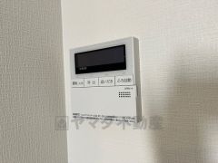 給湯器リモコンはキッチン横からボタンひとつで操作が楽々。通話ボタン付きでお子様とも会話ができて安心です。