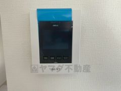 防犯性もばっちり、TVモニター付きインターフォン完備。大きなモニターで玄関先を確認できます。録画機能が付いているので不在時の訪問者も確認できて安心です^^