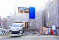 駐車スペースはゆとりある3台分を確保。マイカー用に、お客さま用に、余裕を持ってご利用いただけます。