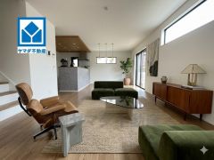 家族が集まる開放的なリビング。約18帖の大空間で毎日のお食事が楽しみです＾＾思い思いの時間を過ごしたり、家族みんなで食事をしたり、素敵な団らんの場になりますね。家具はCGによるイメージ画像です。