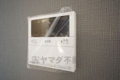 給湯器リモコンはキッチン横からボタンひとつで操作が楽々。通話ボタン付きでお子様とも会話ができて安心です。