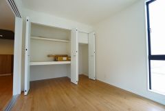 木目調のシンプルデザインで落ち着きと安らぎの空間に仕上げています。各部屋に収納が完備されているので、お荷物が多くなっても安心の設計です。