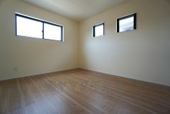 主寝室としてお使いいただけそうなこちらのお部屋は、日当たりが良く、爽やかな風を感じて起きる朝は、快適生活の始まりに。