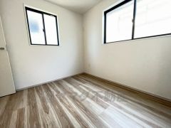 2面採光を確保した明るい室内は、風通しも良く、大変居心地の良い空間となっております。爽やかな風を感じて起きる朝は、快適生活の始まりに。