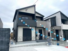 2沿線利用。西鉄バス「南ケ丘四ツ角」停まで徒歩4分。スーパーまで徒歩9分＾＾コンビニまで徒歩10分。お買い物が便利＾＾