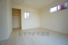 住む人のこだわりを活かす洋室＾＾日当たりがよく、寝室としての利用もおすすめ。広めのクローゼットもあり荷物もすっきり片付けれ、ゆとりのある暮らしが出来ます＾＾