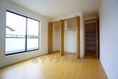 住む人のこだわりを活かす洋室＾＾日当たりがよく、寝室としての利用もおすすめ。広めのクローゼットもあり荷物もすっきり片付けれ、ゆとりのある暮らしが出来ます＾＾