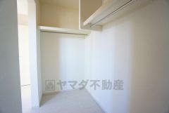 収納力豊富なウォークインクローゼット付き。洋服や小物などを1箇所にまとめて美しい収納を実現します。